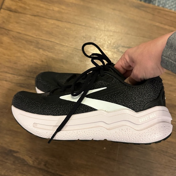 Brooks Ghost Max Women’s Running Shoes – Black/White – Size 8 (EUR 39) - Picture 5 of 8